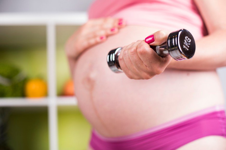 Фитнес с животиком: 5 причин, почему беременным нужно заниматься спортом