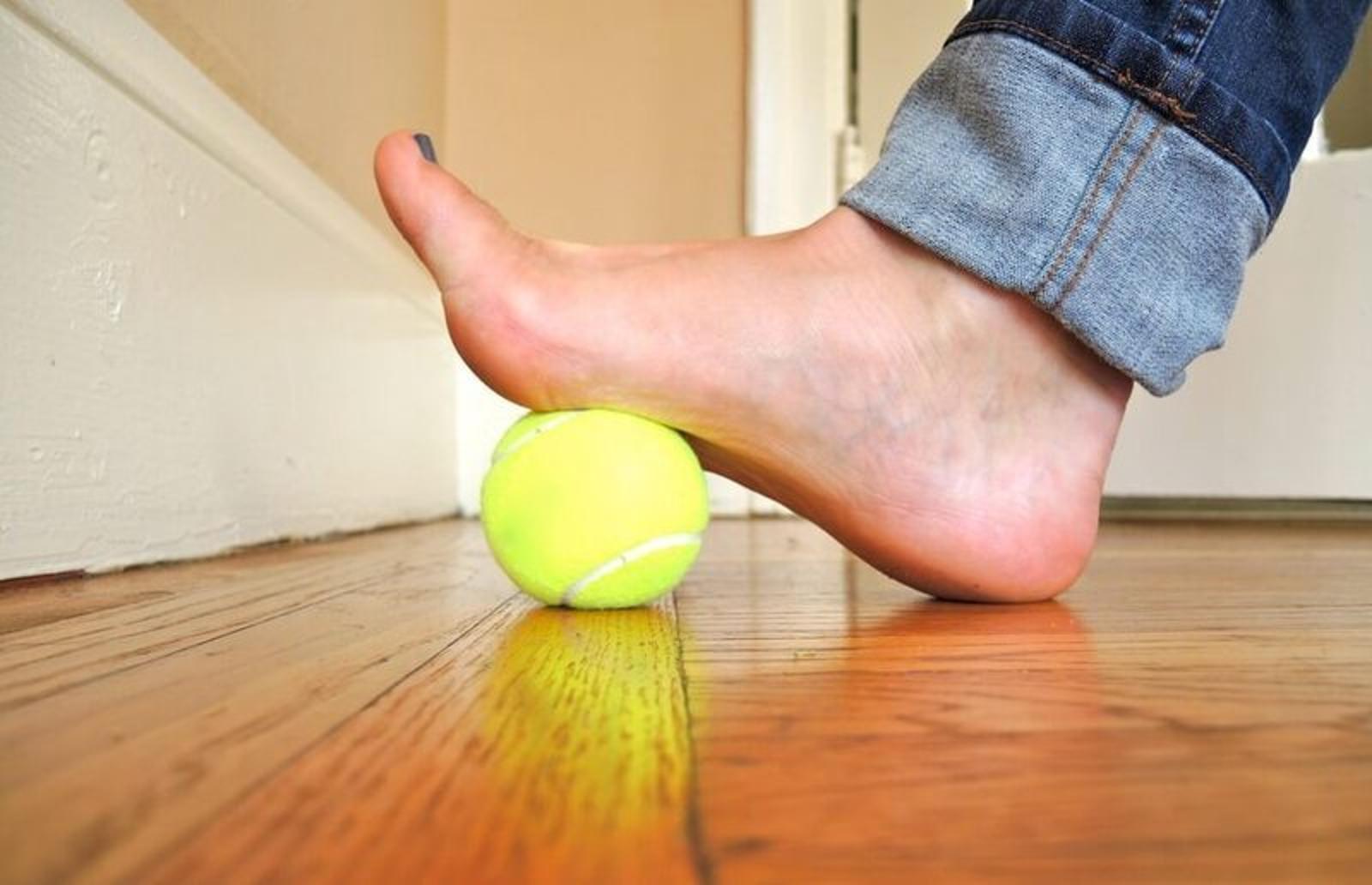 Стопа на теннисном мячике