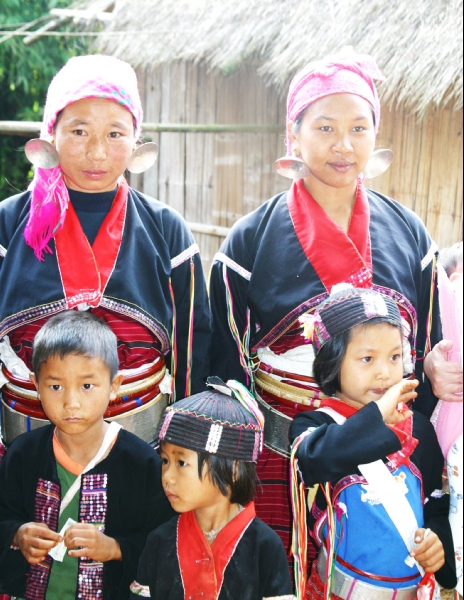 Это женщины племя Палонг, проживающих в небольших поселения на севере Тайланда на границе с Бирмой.Костюмы их женщин - это красный саронг подобно предмету одежды, и в большинстве случаях это синий жакет с красным воротником и широкими серебряными поясами. Красотки племени любят также украшать свою талию несколькими поясами, инкрустированными серебром. 
http://www.althaiman.ru/thai%20htm/hlltribes/palong.htm
http://story.travel.mail.ru/include/story/photo_story_popup.php?story_id=175849&slide_id=1&pic_id=10 зарянка