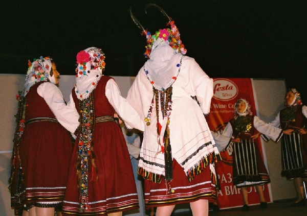 Болгарская национальная одежда.

http://www.omda.bg/engl/ethnography/female_costumes_en.htm YuK