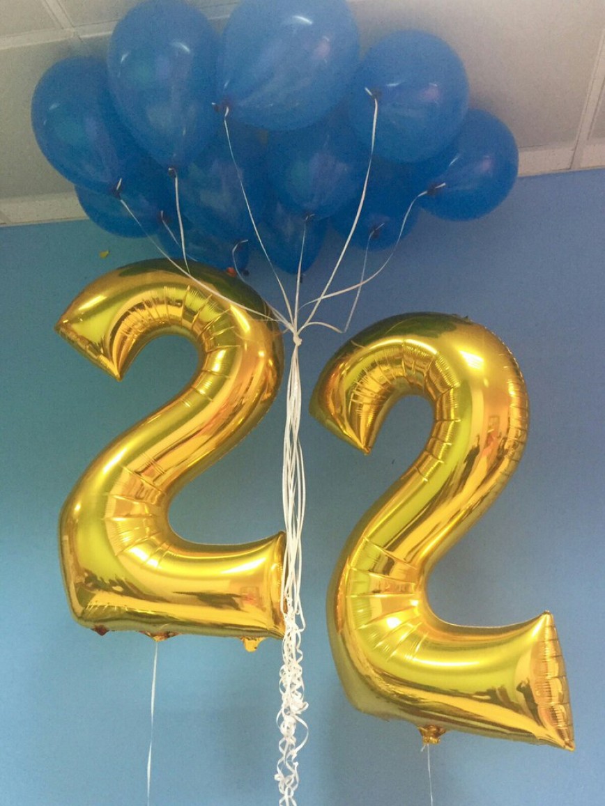 Поздравить с 22 летием. С днём рождения 22 года. Воздушные шары 22 года. Шарики 22 года на день рождения девушке. Шары 22 года день рождения.
