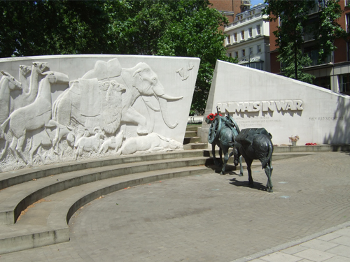 Парк Лэйн в центре Лондона. Мемориал, посвященный павшим на войне животным. Надпись на монументе гласит: "Посвящается всем животным, которые служили и погибли в рядах британских и союзных сил. У них не было другого выбора".  Dina_N