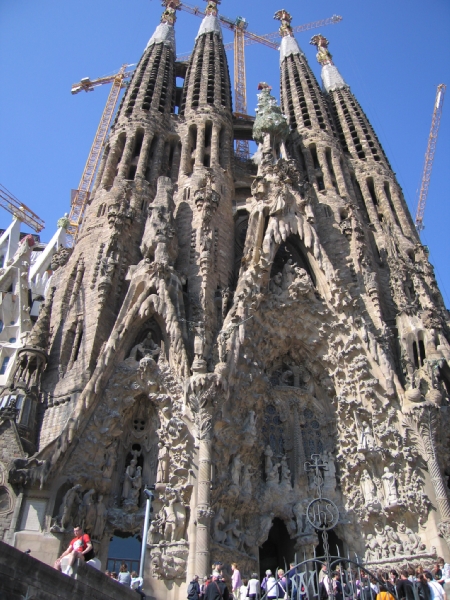 Искупительный храм Святого Семейства (Sagrada Familia) в Барселоне - главное творение всемирно известного испанского архитектора Антонио Гауди. Храм был задуман как гигантская евангельская энциклопедия, где собраны сюжеты и образы Нового Завета. Строительство храма началось в 1882 году и должно закончиться 2025 году. Okmina