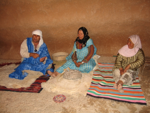 «Троглодиты». Это племя в Сахаре (Тунис), единственное в своём роде, ещё их называют земляными людьми. Они роют пещеры-жилища на глубину метров 10 и прекрасно себя чувствуют в них. Температура воздуха там всегда +27. 
В сезон дождей они собирают воду в резервуары, стекающую по желобкам со всех окрестных песчаных пригорков. Этой воды хватает до следующих дождей. У каждой семьи свой резервуар. 
http://tourister.ru/responses/id_1345 
и http://www.travelwind.ru/?publid=101 

 Angel_Love