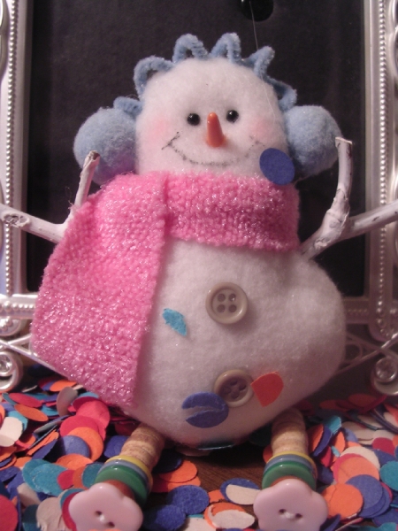 этого милого снеговика мне подарил подруга, еще когда мы учились в школе. с тех пор он каждый год занимает почетное место на елке. mawa