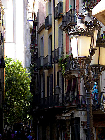 Сказочные и разные улицы Барселоны. Узкие, извилистые, холодные и темные - переулки Готического квартала. Широкие,освещенные по ночам с сотнями магазинчиков  людей - проспекты района Эщампла. Живописный, творческий и всегда активный - бульвар Ла Рамбла с огромными, густыми платами, цветочными лавками и забавными, разноцветными живыми скульптурами. Этот вид открывается с площади Санта Мария, которая находится около жемчужины старой Барселоны - готической церкви Санта Мария дель Map. artistnat2