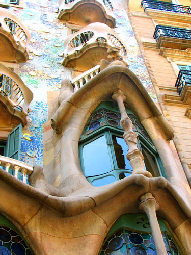 Casa Batllo (дом Батльо)
Антонио Гауди – автор восемнадцати архитектурных сооружений, двенадцать из которых находятся в Барселоне. Все произведения Гауди отличаются необыкновенной пластикой. Создается впечатление, что его дома были созданы не рукой человека, а выросли сами, как грибы, как плод фантазии гения в его попытке ухода от реальности в мир сновидений. На пике карьеры Гауди решил, что теперь будет выполнять только религиозные заказы, однако когда Господин Батльо предложил радикально модернизировать фасад его здания и спроектировать большой многоквартирный дом со всеми современными удобствами, архитектор согласился. Когда проект был завершен, здание поразило людей сказочной формой со сверкающей на солнце рыбьей чешуей, балконами, похожими на птичьи гнезда и опорными столбами, которые кажутся ногами слона. «Берешь в ладонь горсть сырого песка, – рассказывал великий зодчий, – выдавливаешь по капле вниз, и из этих случайных капель, чуждых рациональному расчету, вдруг начинают вырастать башни. Первая, вторая, третья... Все похожи, но ни одна не повторяет другую. Каждая зависит не столько от тебя, сколько от случайного дрожания пальцев, случайного дуновения ветерка, случайного движения миллионов мельчайших песчинок. И замок выходит не таким, каким его видишь ты, а таким, каким его видит Бог. Потому что именно Бог управляет рукой ребенка, строящего из сырого песка». 
http://www.espanarusa.com/article.sdf/ru/tourismo/quever/6636?path=ru/tourismo/quever
 мадемуазель Фрекен Бок