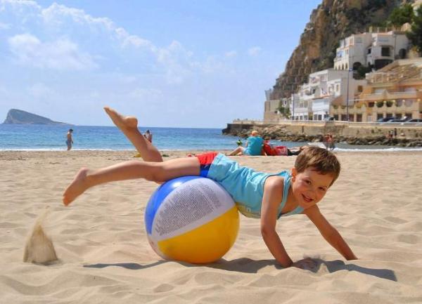 Полезная и веселая игра на пляже- удержи мяч  Золотaя осень