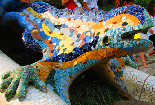 Один из самых причудливых парков находится в Барселоне (Испания) и называется он Парк Гуэль. Город-сад был построен по заказу Эусеби Гуэля. Украшением парка, является ящерица, декорированная кусочками битого фарфора и стекла. Эта ящерица – один из современных символов Барселоны. мадемуазель Фрекен Бок (к)