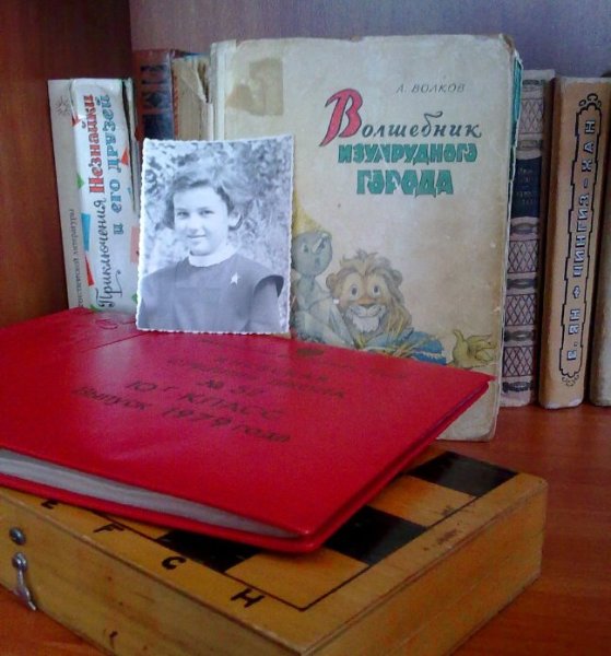 Фотка октябренка Мариши, ее выпускной альбом, шахматы и зачитанные до лохмотьев любимые книжки... Все это родом из 70-х mari-luciente