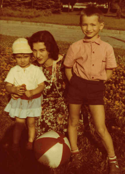 Время для мамы быстро летит; еще недавно они были маленькими, а теперь я свекровь, теща и бабушка :) ☼ mari-luciente ☼