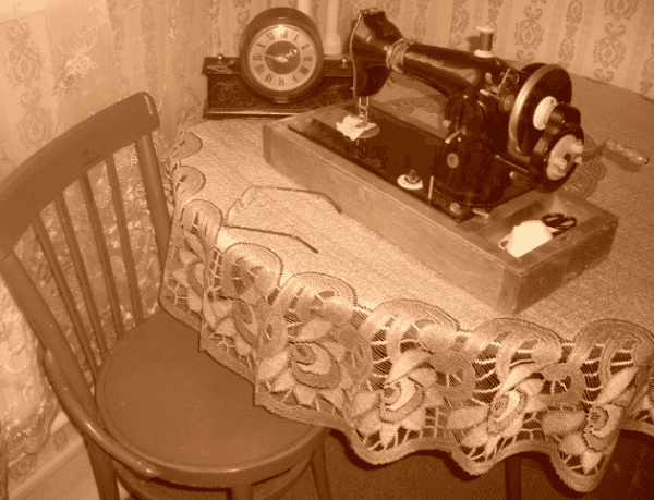 Швейная машинка подарена родителям на свадьбу в 1970, а стул вообще был очевидцем этого события!  Ulysha-m.o.