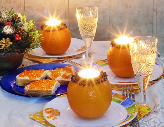 Подсвечники-апельсины сделаны собственноручно. А без бутербродов с икрой не обойдется ни один новогодний стол. lasunka