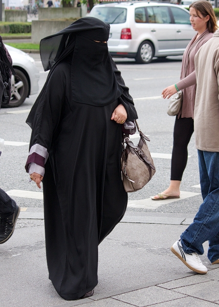 Арабский (ОАЭ) национальный костюм. http://www.avialine.com/country/20/photo/118/291/402/ Сестрёнка