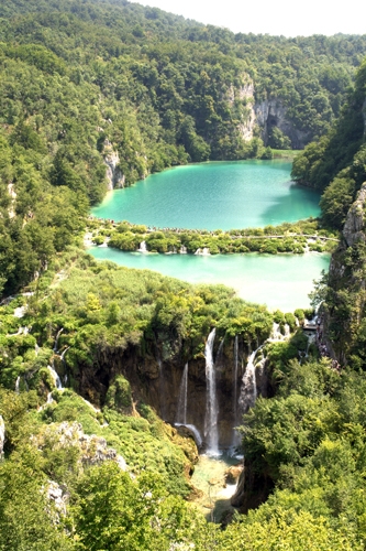 Плитвицкие озёра – один из самых известных национальных парков Европы, расположен в Хорватии в районе Малая Купель. Получил статус национального парка в 1949г. Находится под  охраной ЮНЕСКО. На территории парка расположена цепочка из 16-ти крупных и множества маленьких озёр, потрясающих своей необыкновенной красотой. Озёра соединены между собой водопадами, от совсем крошечных,  до больших, высота которых достигает нескольких десятков метров. Общий перепад высот между верхней и нижней точкой  озёр составляет 150м.  Больше всего потрясает удивительный бирюзовый цвет водной глади в озёрах, и обилие рыб, которые отлично видны сквозь кристальную чистоту воды.  В парке обустроены многочисленные пешеходные дорожки, которые дают возможность туристам заглянуть в его самые отдалённые живописные уголки, а по озёрам можно покататься на теплоходиках.
Ссылка:http://www.worlds.ru/europe/croatia/history-plitvickie_ozjora.shtml Joan