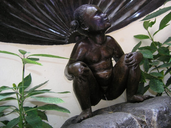 Писающая девочка (нидерл. Jeanneke Pis) — фонтан и статуя размером около 50 см в Брюсселе, созданная в 1985 Дени-Адрианом Дебуври и установленная в 1987. Представляет собой нагую девочку, опорожняющуюся в установленный ниже резервуар.

Статуя является пародийной парой к символу Брюсселя — Писающему мальчику, с XIV века расположенному в районе площади Гран-плас. Писающая девочка находится, в свою очередь, неподалёку от этой площади, в конце тупиковой аллеи Верности (Impasse de la Fidélité / Getrouwheidsgang), отходящей от улицы Rue des Bouchers / Beenhouwersstraat, где расположена в нише, обнесённой решёткой в целях безопасности.

 Лёкала Калёкала