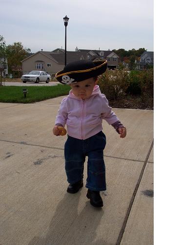 Нашя Данечка обожала мерить пиратскую шляпу.  С ней делала и первые шаги. irinachao