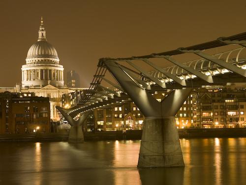 Millenium Bridge & St.Paul's Cathedral
http://www.urban75.org/london/millennium.html Elektr@