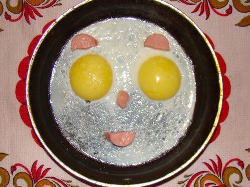 Яичница-глазунья.
Взять два яйца, разбить на скоророду, посолить, жарить три минуты, украсить порезанной сосиской. Мамусяка