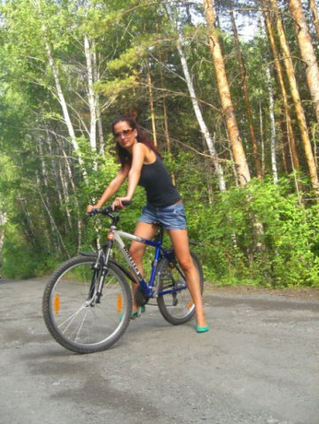 я обожаю кататься на велосипеде.Прогулки по лесу доставляют мне большое удовольствие. Лапочка11