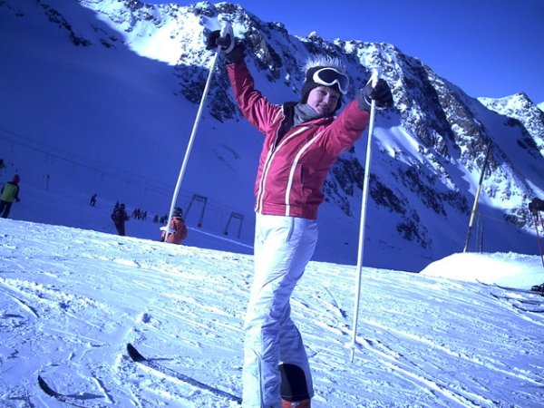 Для тренировки своих ног я выбрала лыжи. Стараюсь кататься на лыжах каждую зиму. И если отпуск выдается летом, то предпочитаю провести его на лыжном курорте. тесемочка