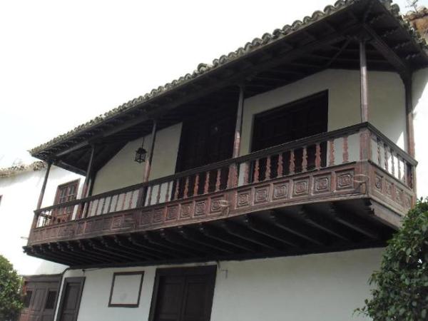 Балкон с деревянным ограждением. Тенерифе.  Икод-де-лос-Винос. Менелая