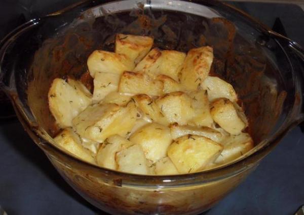 Картошечка, запеченная в духовке: режем картофель на крупные куски, солим  и перчим, помещаем в посуду для запекания. Сметану перемешиваем  с зеленью и заливаем полученной массой картофель. Помещаем в разогретую до 180- 200 градусов духовку. Через полчасика едим готовое блюдо. "Ах, картошка, объеденье-денье-денье-денье-денье
Пионеров идеал-ал-ал! 
Тот не знает наслежденя-денья-денья-денья,
Кто картошки не едал-дал-дал!" :) Менелая