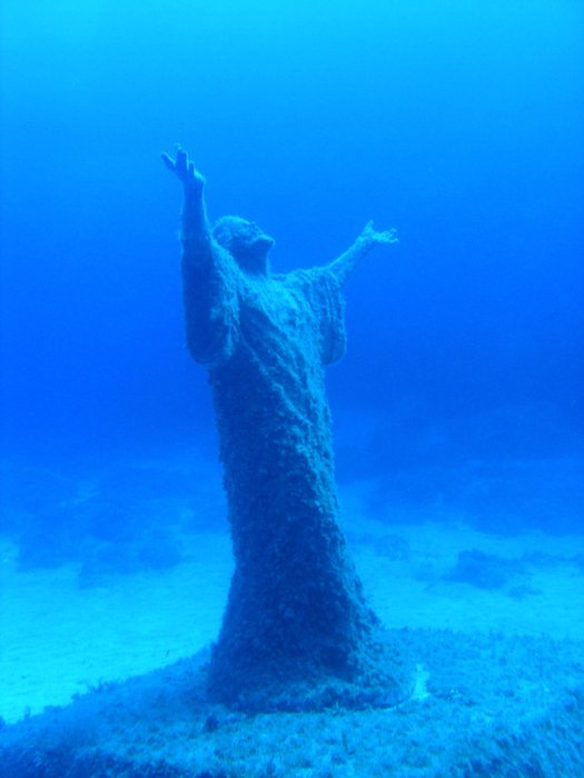 Cтатуя Иисуса Христа под водой (видео)
