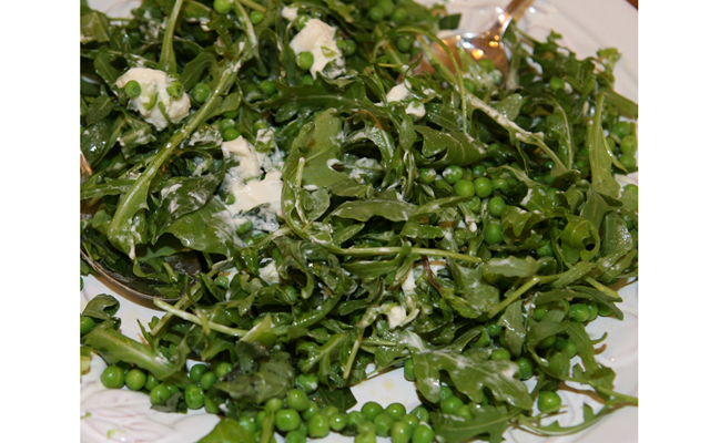 Салат из зеленого горошка с козьим сыром и мятой