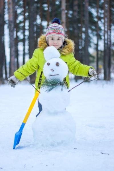 Что может быть веселей и полезней как ни веселые игры на улице а в частности лепка снеговика. nadin55555_85