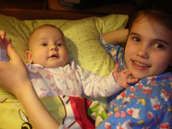 Ложимся спать с сестрой и счастливой улыбкой maxim2011