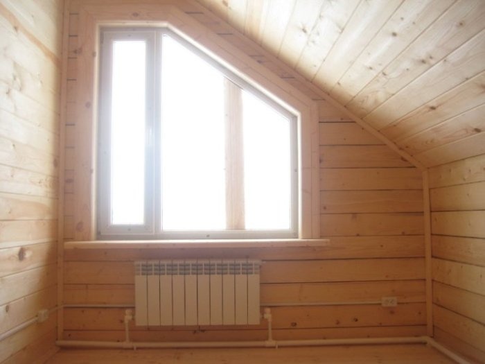 окна со скосом в деревянном доме