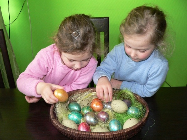 Никося и Мишелька выкладывают пасхальные яйца в корзинку! Бумма-мамма