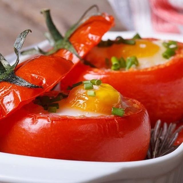 Яйца в помидорах на завтрак