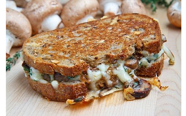 Американский бутерброд-гриль с шампиньонами и сыром