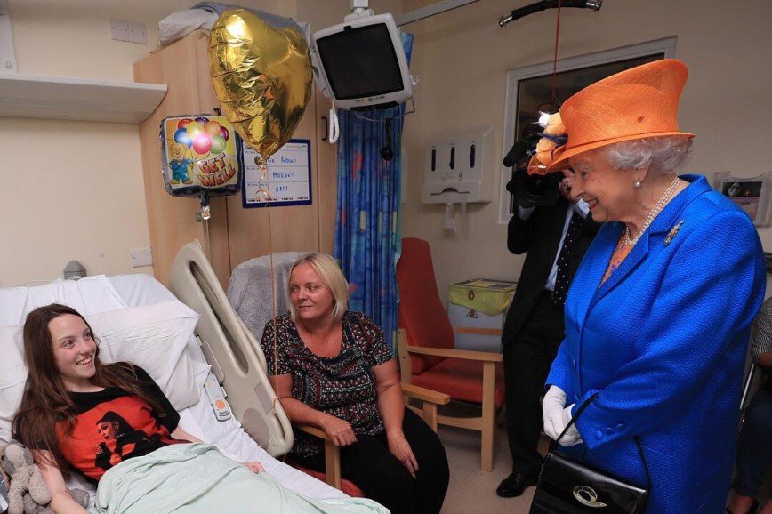 Елизавета в оранжевой шляпке приехала навестить детей после терракта