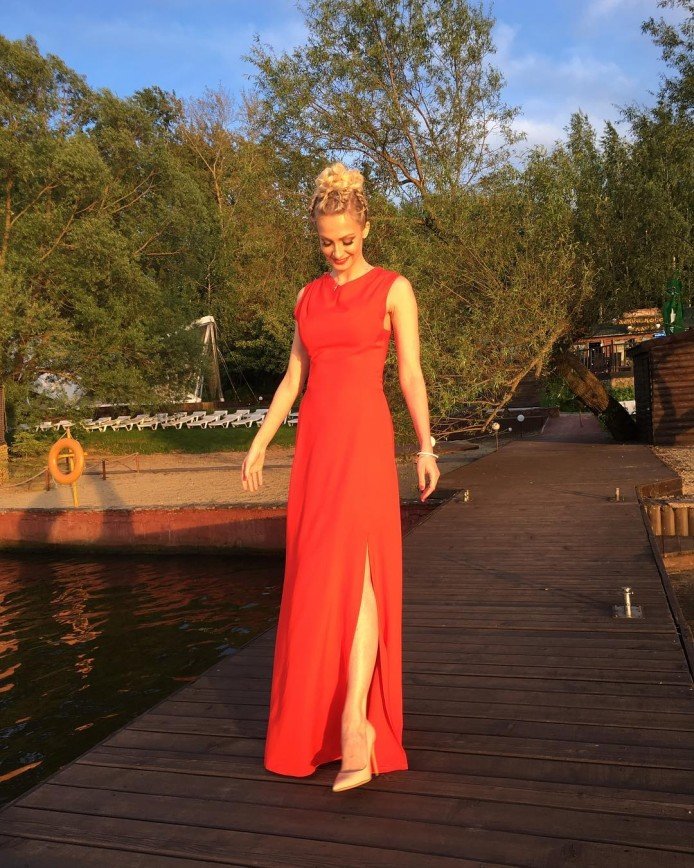 Красная леди Полина Максимова сразила наповал своим платьем