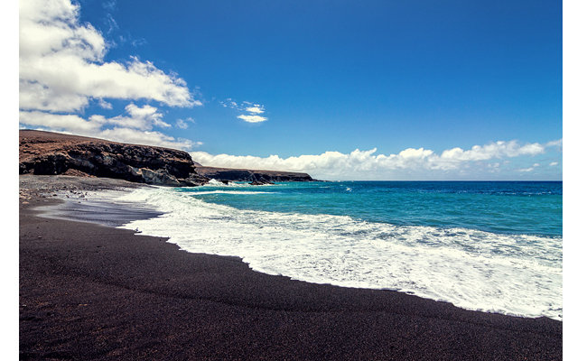 Удивительной красоты чёрные пляжи мира