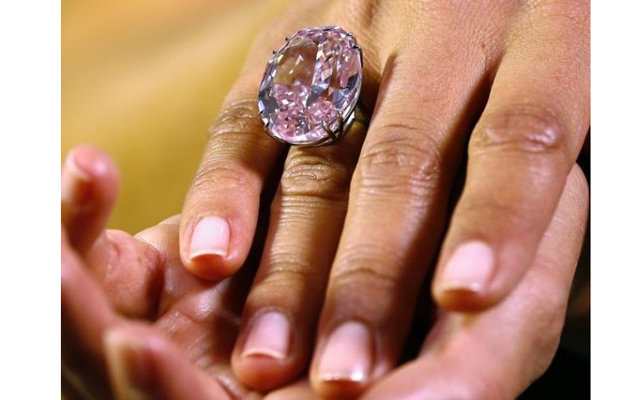 Самый большой в мире розовый бриллиант выставят на Сотбис