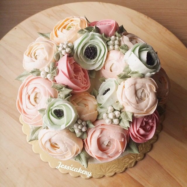 Торт с цветами из крема для женщины на день рождения фото