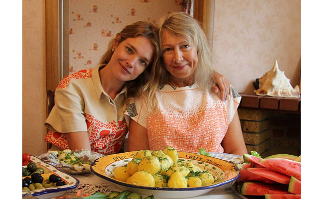 Мама Натальи Водяновой торгует пирожками