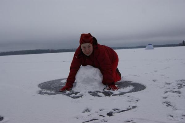 Вот так мы лепим снеговика на озере Селигер! shashkova