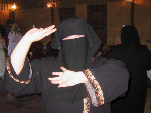 Одежда арабской женщины. До сих пор на улицах в Эмиратах сплошь и рядом видишь женщин в таких одеяниях. Жарко... :) KLM.