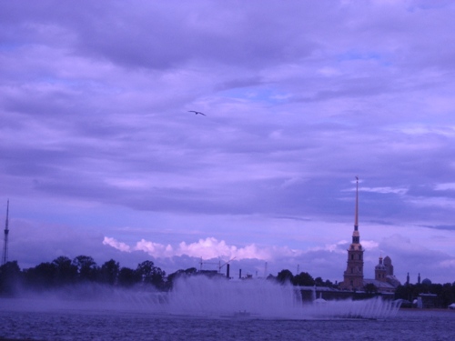 Это вечер 07.07.07 в г. Санкт-Петербурге. Вид со стрелки Васильевского острова на Петропавловскую крепость и цветные фонтаны. Здесь правда они уже не цветные. Но мне кажется, что это не делает вид менее красивым. Римини