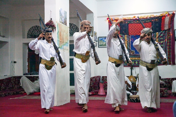 Национальный костюм йеменца - белая рубаха и белая же набедренная повязка. Обязательный атрибут - восточный кинжал джамбия, который йеменцы втыкают за широкий ремень. Ремень и джамбия - единственное украшение мужчины и показатель достатка.
http://www.turizm.ru/yemen/p-9213.html Evitta