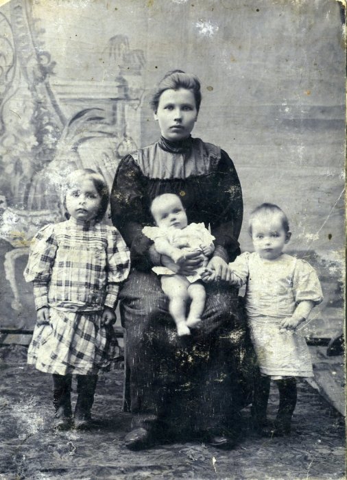 1910 год. Моя прабабушка с детьми. Сладкая N