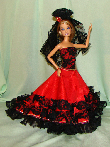 Испанский национальный костюм, в котором исполняют танец фламенко.  

http://www.flamencoexport.com/all-flamenco/spanish-dolls/flamenco-dolls-from-spain----34-cm.html   Mercurial