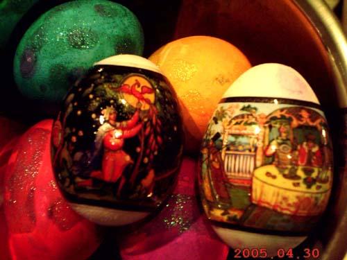 Цветные яйца покрашены моей дочей, а с пленкой конечно я манипулировала :) ЧайНик
