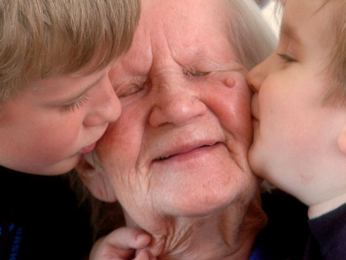 Любимая прабабушка с правнуками :) Ей - 91 год :) Аriesy (РФК)