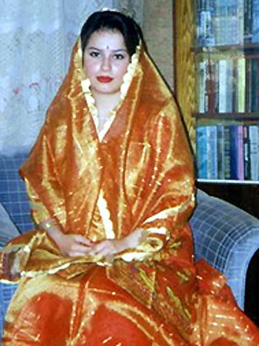На мне традиционный индийский свадебный наряд. Индийские невесты предпочитают выходить замуж не в белом платье, а в наряде красных оттенков - от оранжевого до ярко-розового.  Маграт Чесногк